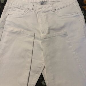 d. jeans Slim Straight White woman’s Jeans. Light weight Faux front pockets.